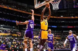 九游娱乐-贝克汉姆踢飞球